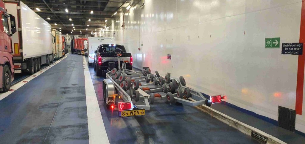 Persoonlijk-verslag-boottransport-zweden-met-boottrailer-op-laaddek-veerboot-Rødby-Ferry-Rob-Wijnands