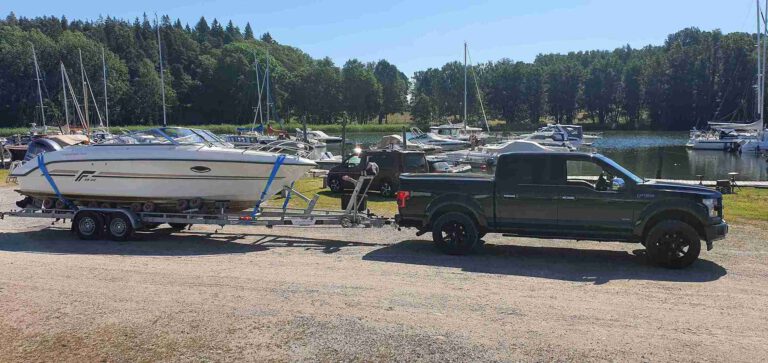 Speedboot-geladen-op-boottrailer-bootvervoer-laadplek-haven-dyvik-marina-zweden